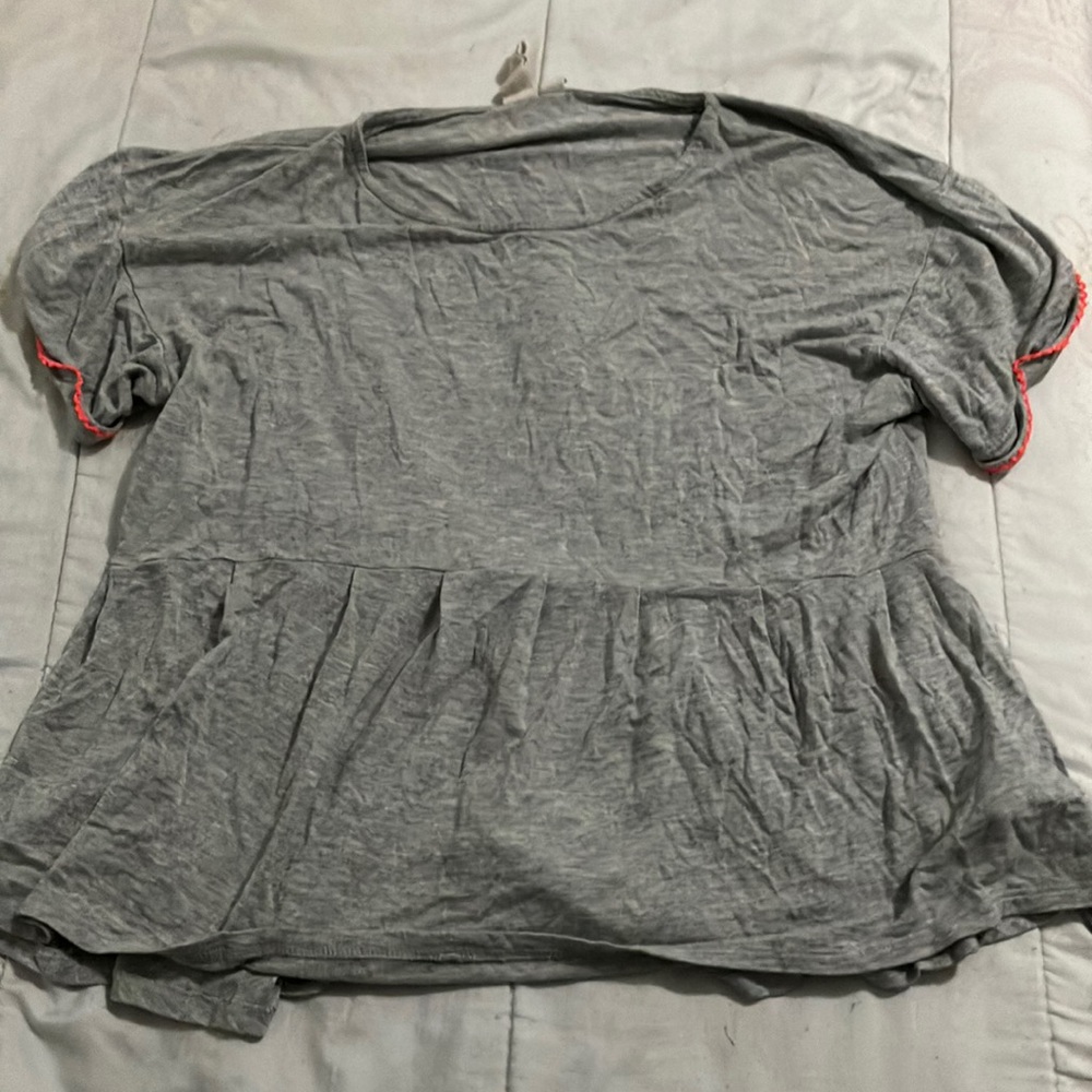 XS gray short sleeve shirt with pink outline on sleeves. Very breathable